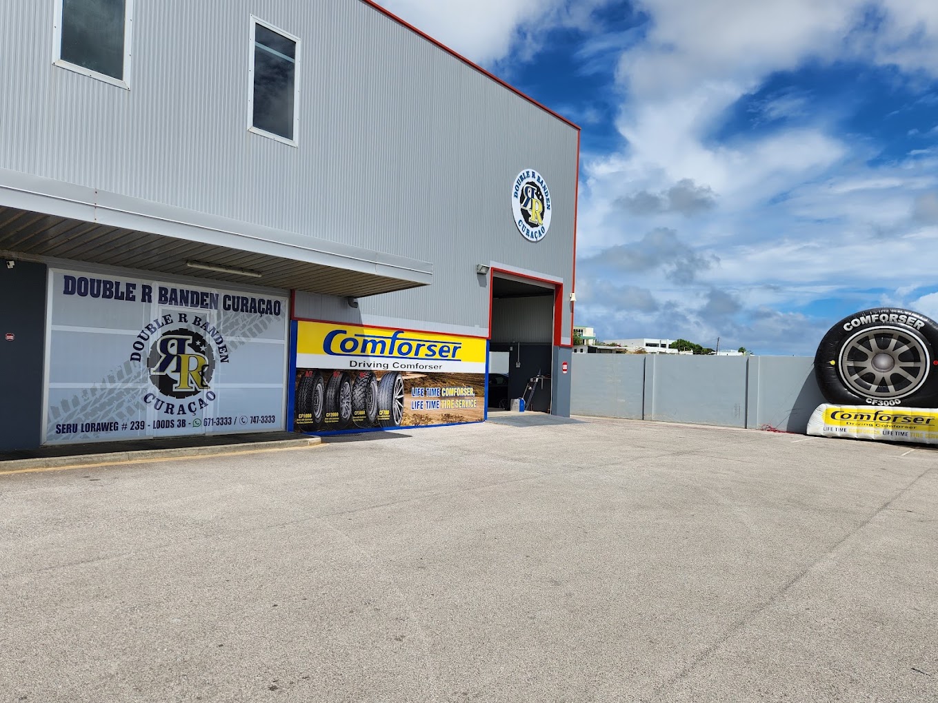 Double R Banden Curaçao storefront with Comforser signage on Seru Loraweg, Willemstad.